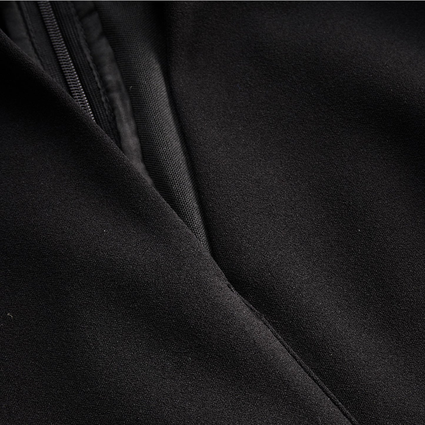 Tiara | Verfeinertes Kleid mit Gürtel und Mandarin-Kragen