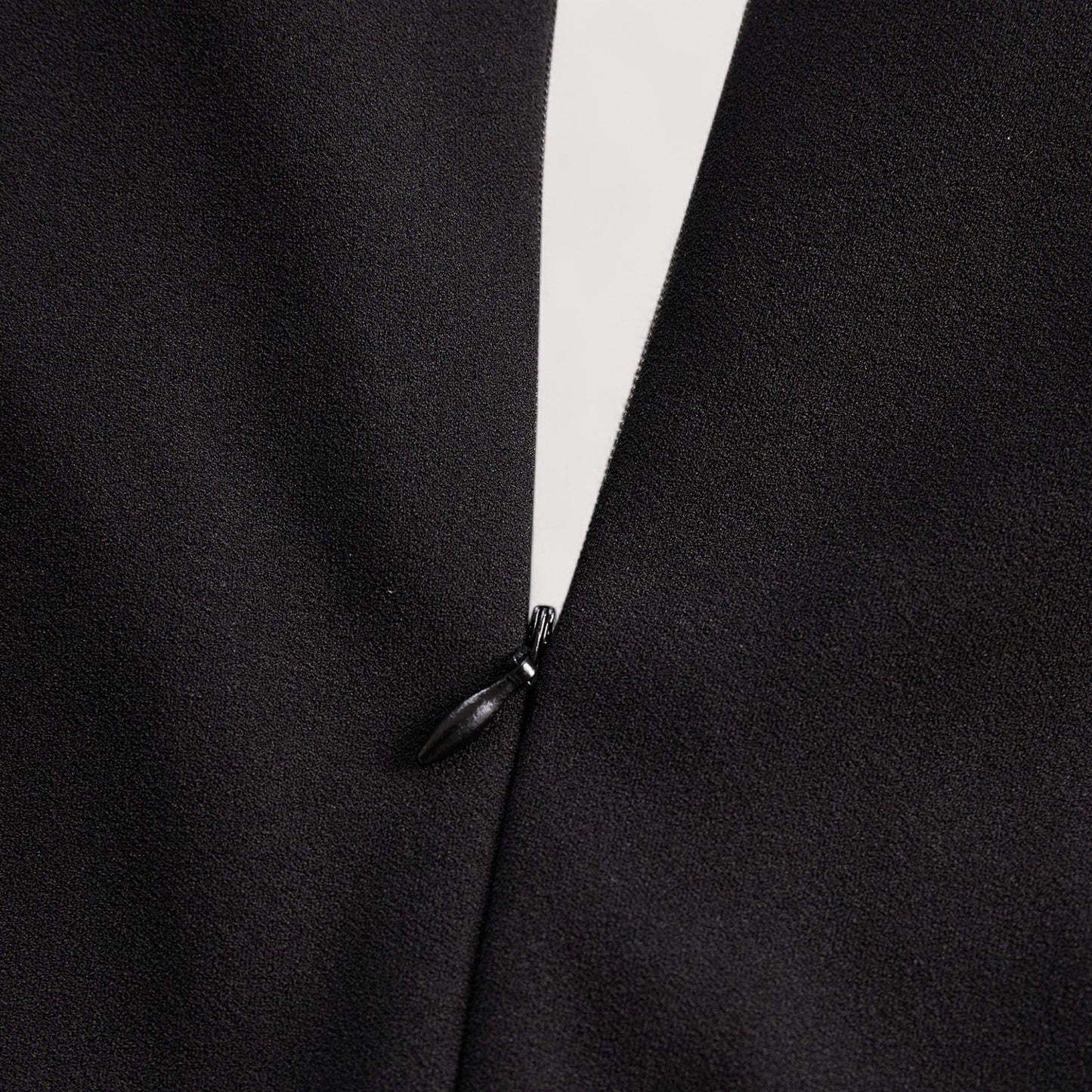 Tiara | Verfeinertes Kleid mit Gürtel und Mandarin-Kragen