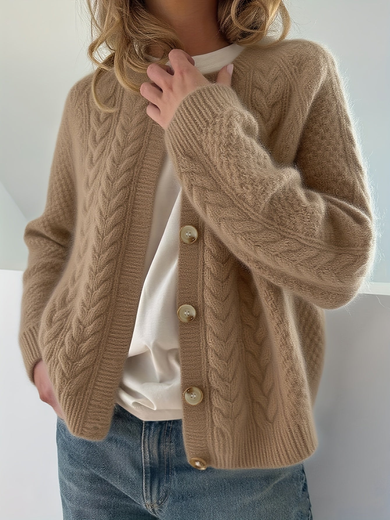 Valeria | Strickjacke mit Knöpfen und Zopfmuster