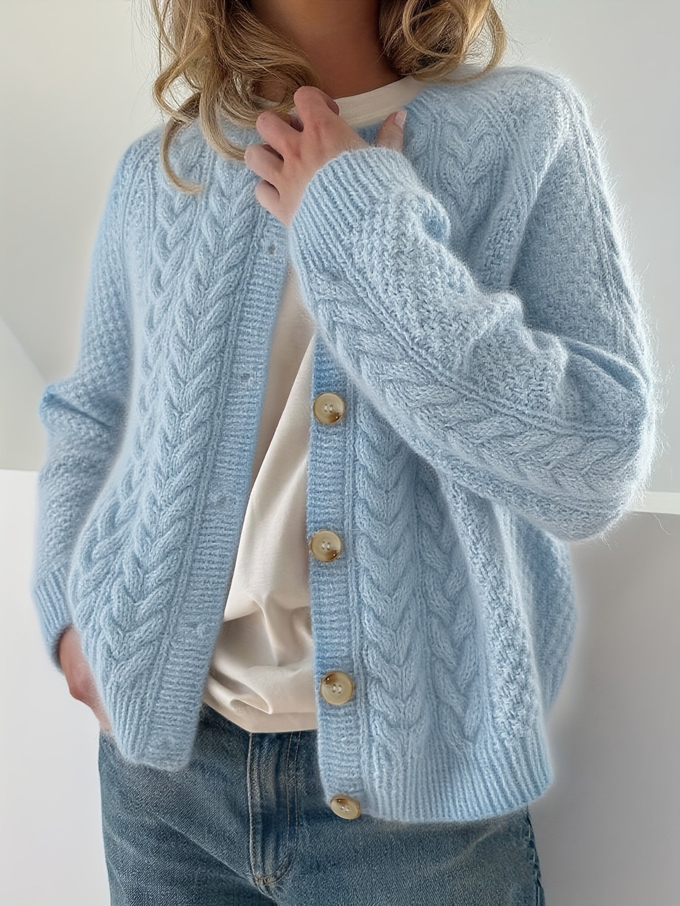 Valeria | Strickjacke mit Knöpfen und Zopfmuster