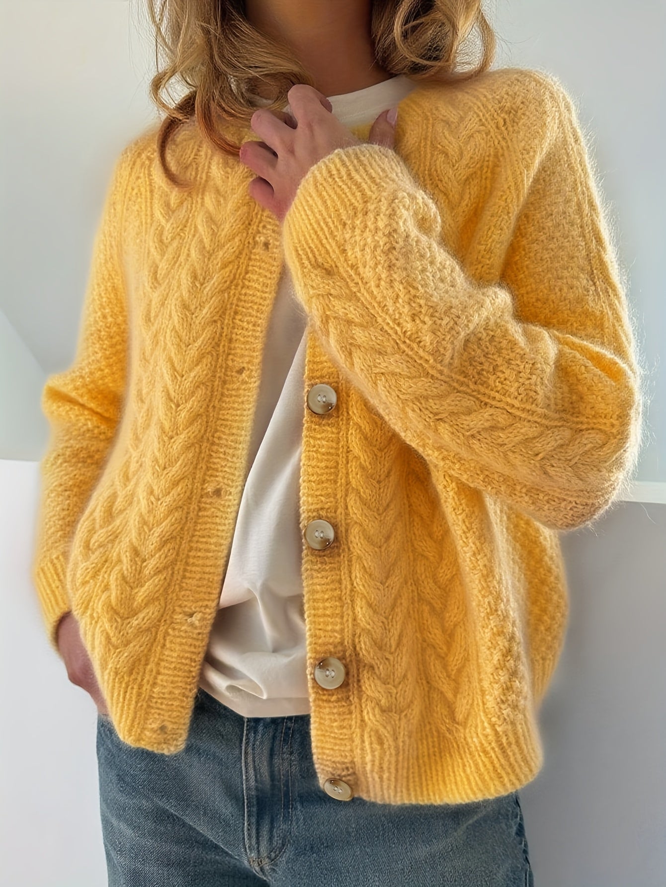Valeria | Strickjacke mit Knöpfen und Zopfmuster