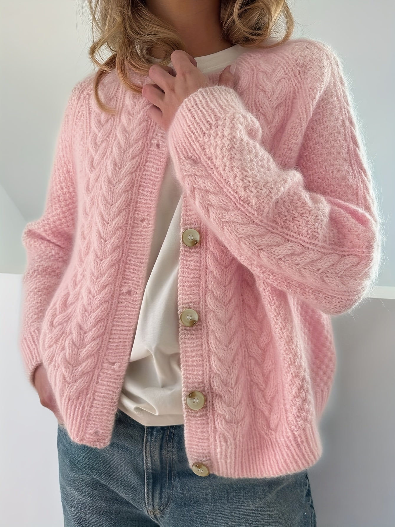 Valeria | Strickjacke mit Knöpfen und Zopfmuster