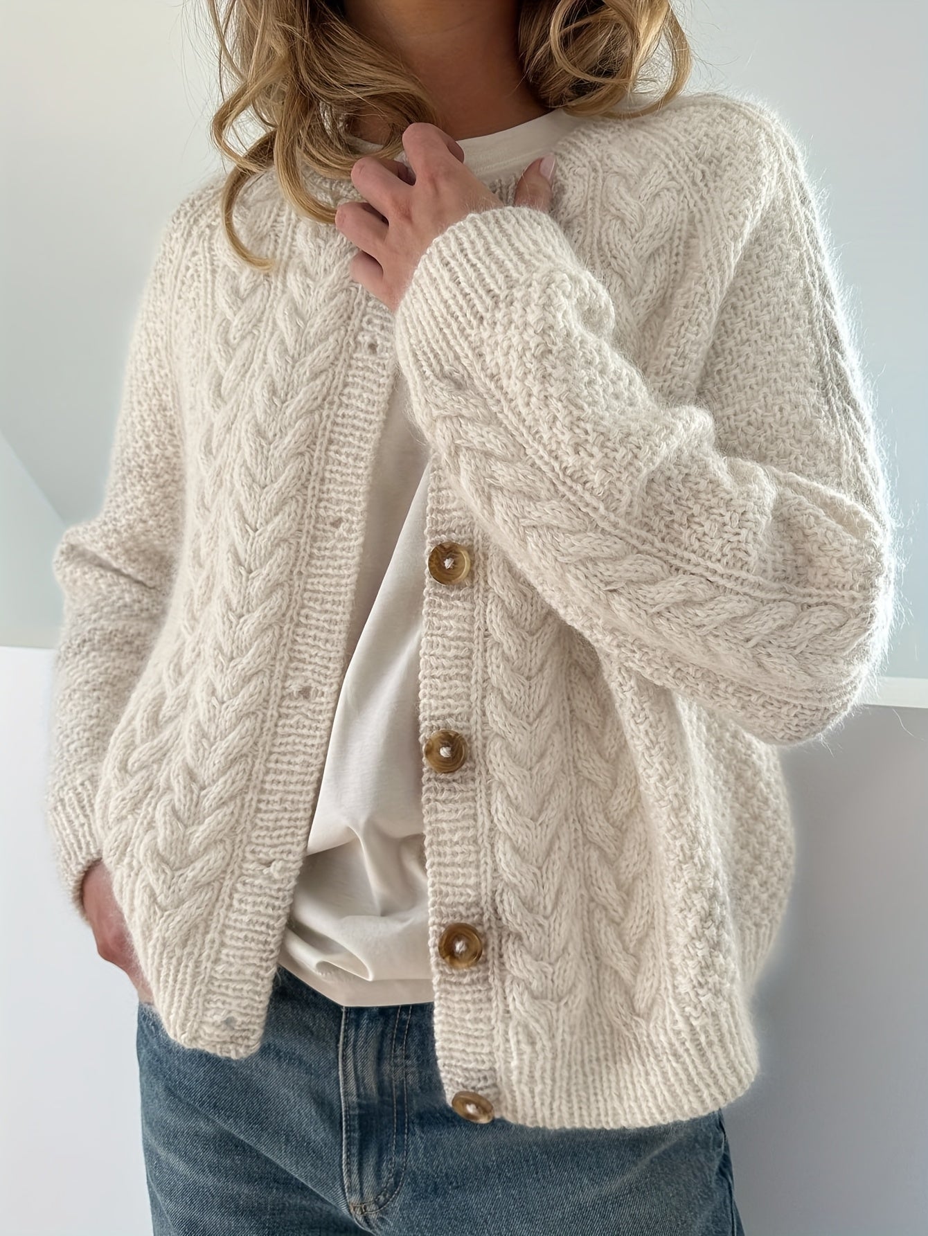 Valeria | Strickjacke mit Knöpfen und Zopfmuster